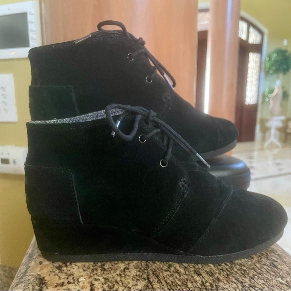 Toms Girls Black Suede Wedges